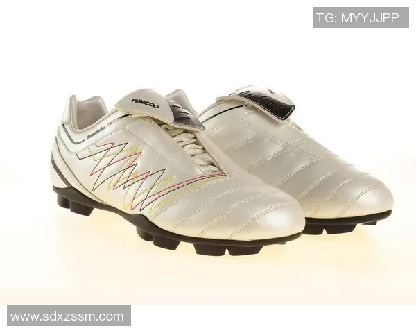 足球明星推荐的顶级足球鞋选择指南让你在场上闪耀表现 足球明星推荐的顶级足球鞋选择指南让你在场上闪耀表现